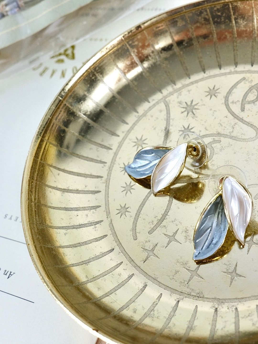 Elegant Dual Leaf Stud Earrings Main image
