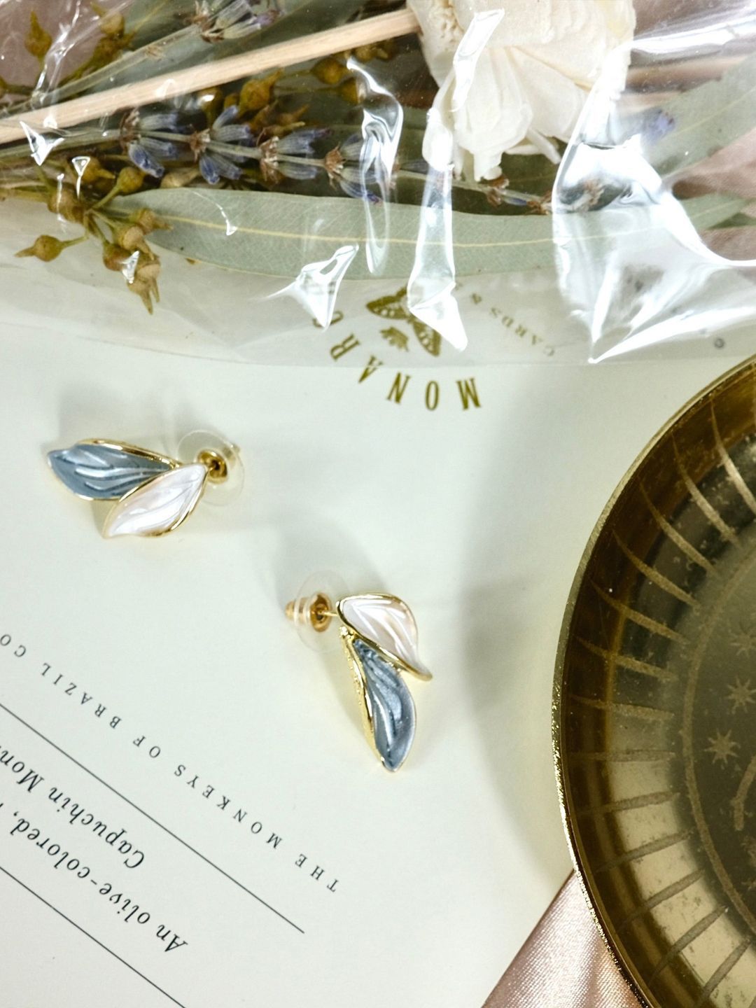 Elegant Dual Leaf Stud Earrings Secondary image